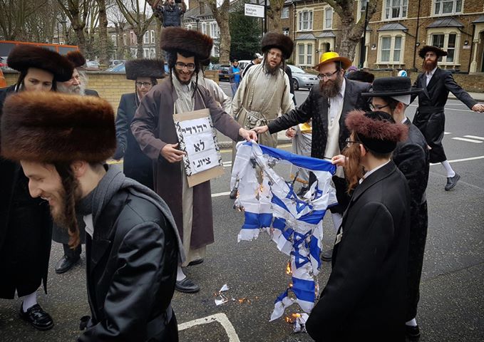 Israeli flag is burned in London